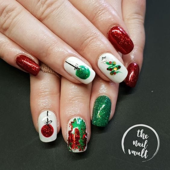 Christmas Baubles red & green nails