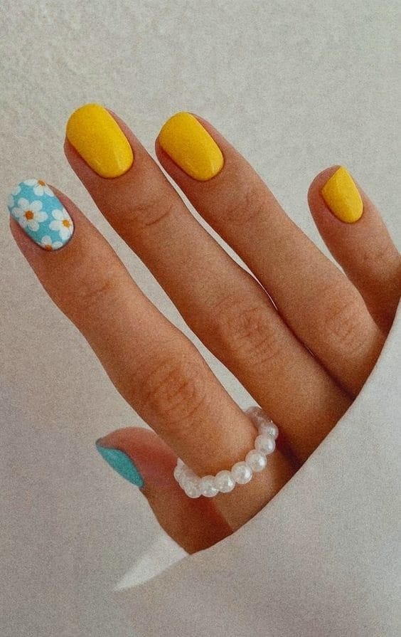 Sunshine Daisies blue and yellow nails